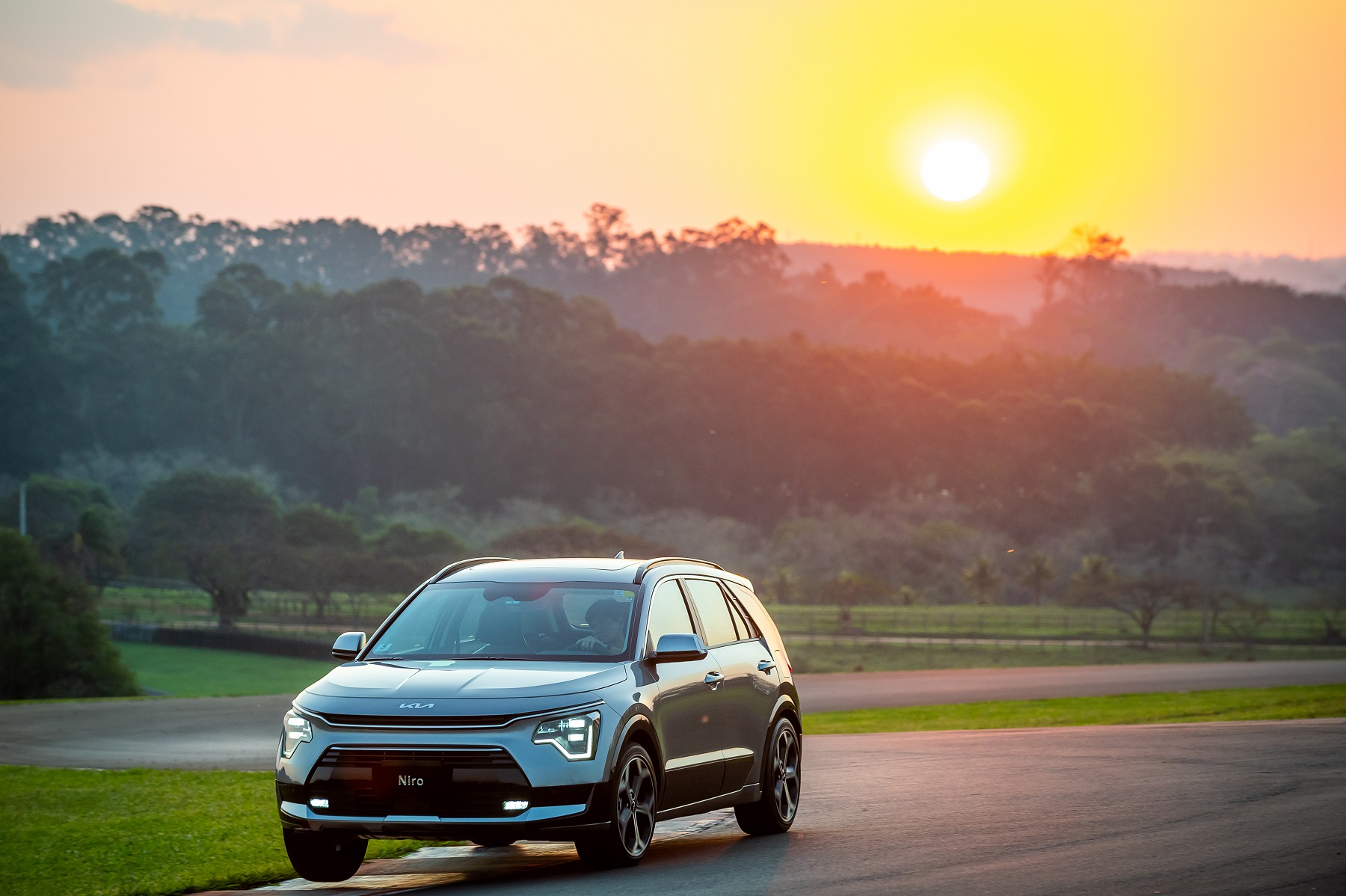 Kia Niro de frente em movimento