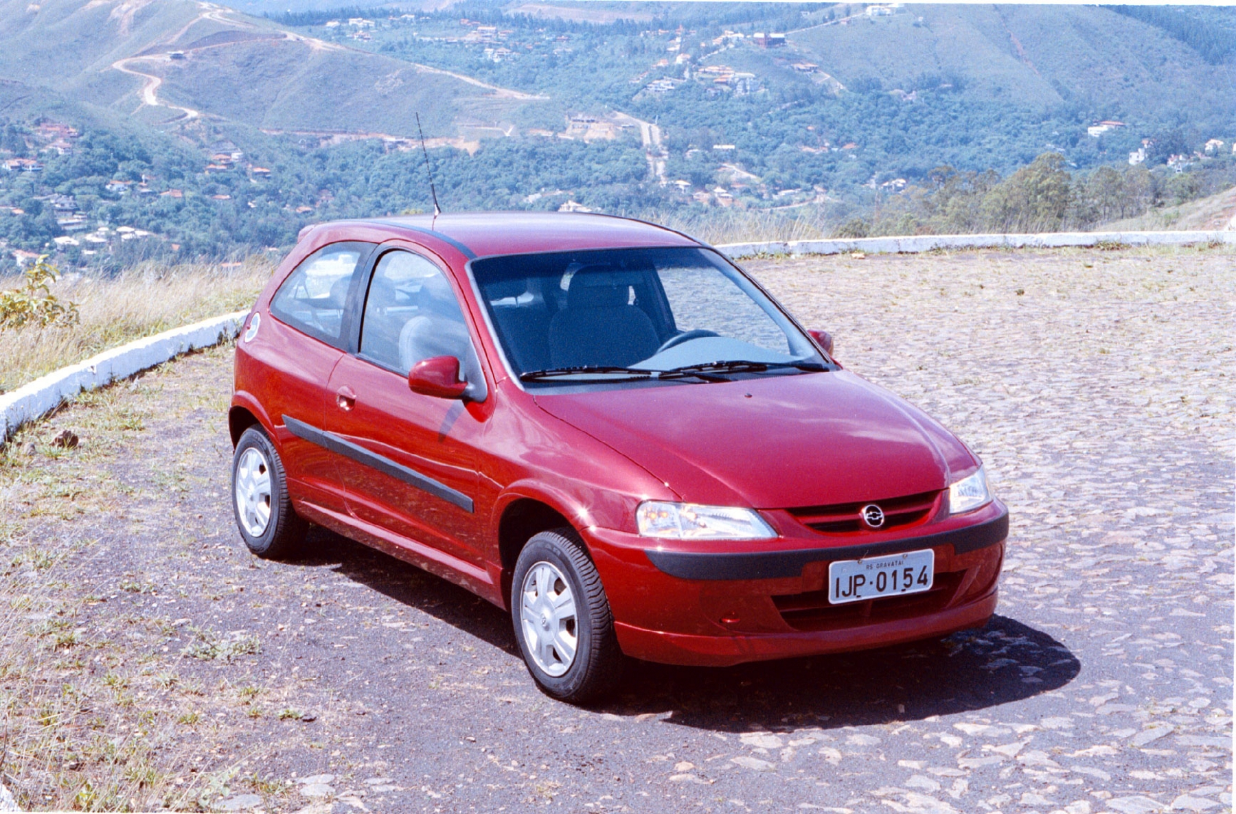 O Chevrolet Celta foi lançado em setembro de 2000 para ser um concorrente do Uno Mille