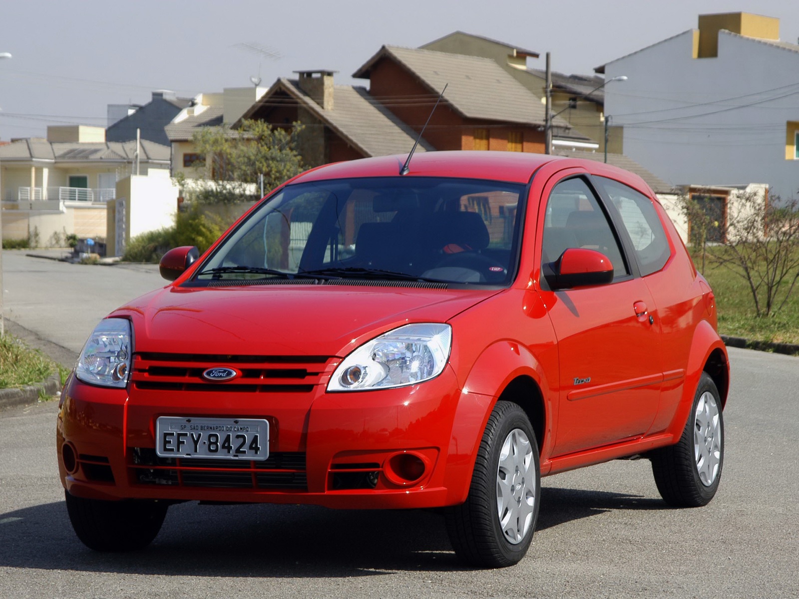 Ford Ka 2007 vermelho de frente estacionado em rua residencial