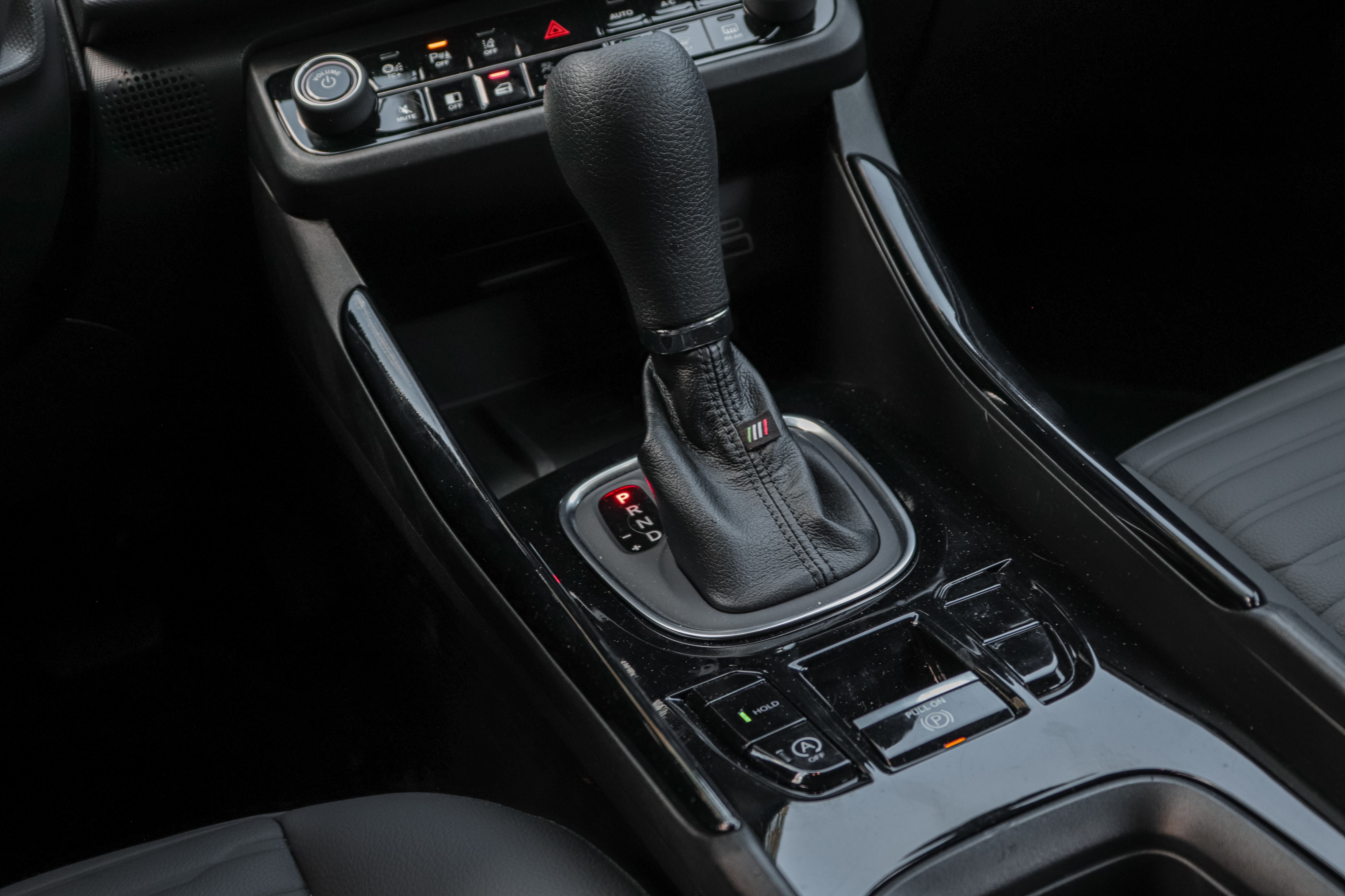 Fiat Fastback Limited Edition Powered by Abarth  2023 cinza console central.