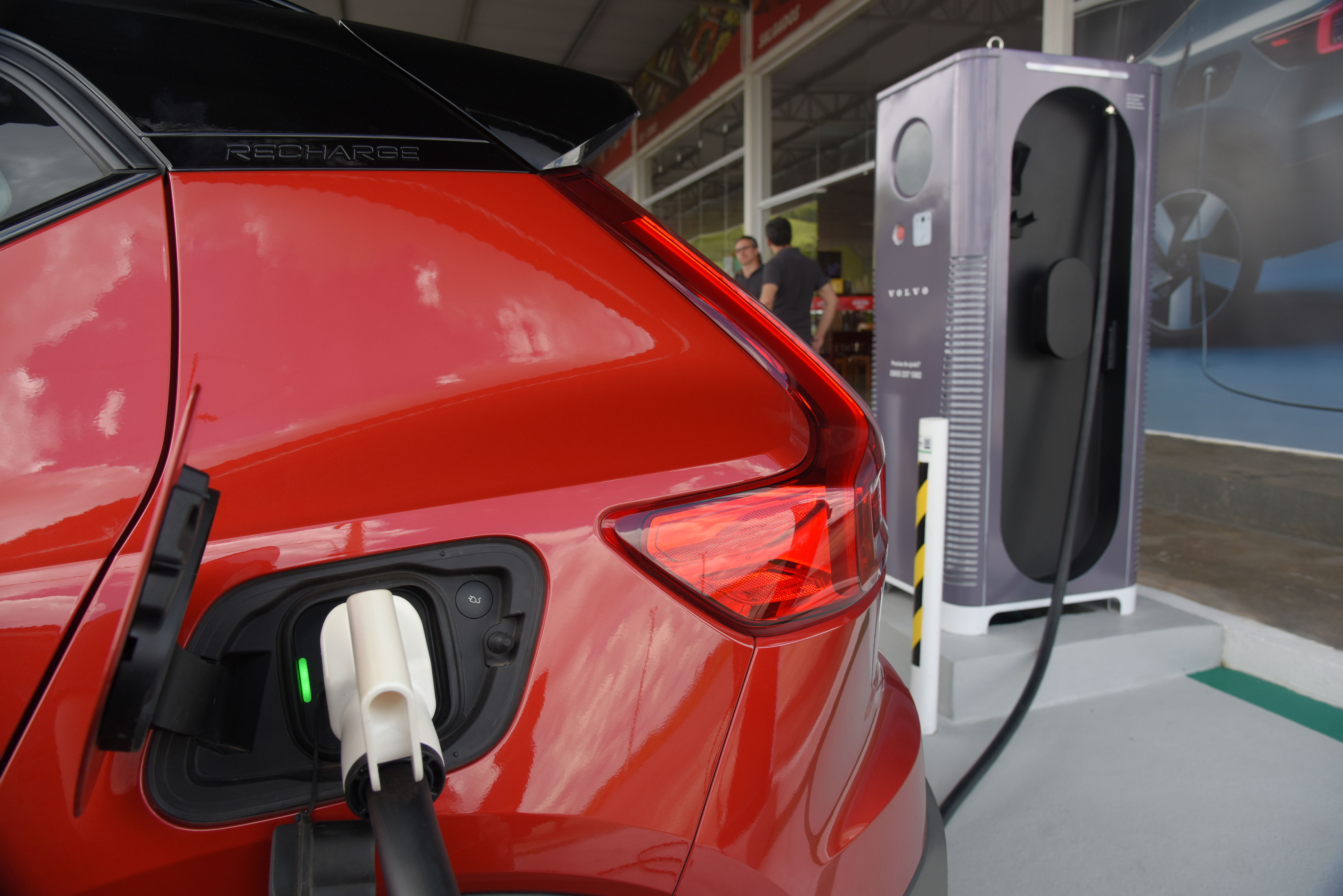 Eletropostos da Volvo no corredor entre São Paulo e Belo Horizonte, para recarga de carros elétricos. Esse carregador fica na cidade de São Gonçalo do Sapucaí (MG).