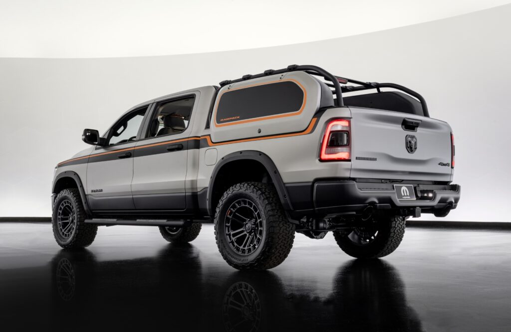 Picape Ram 1500 Backcountry X Concept vista de um ângulo inferior e da diagonal traseira. Veículo da Stellantis foi apresentado durante o Sema Show.