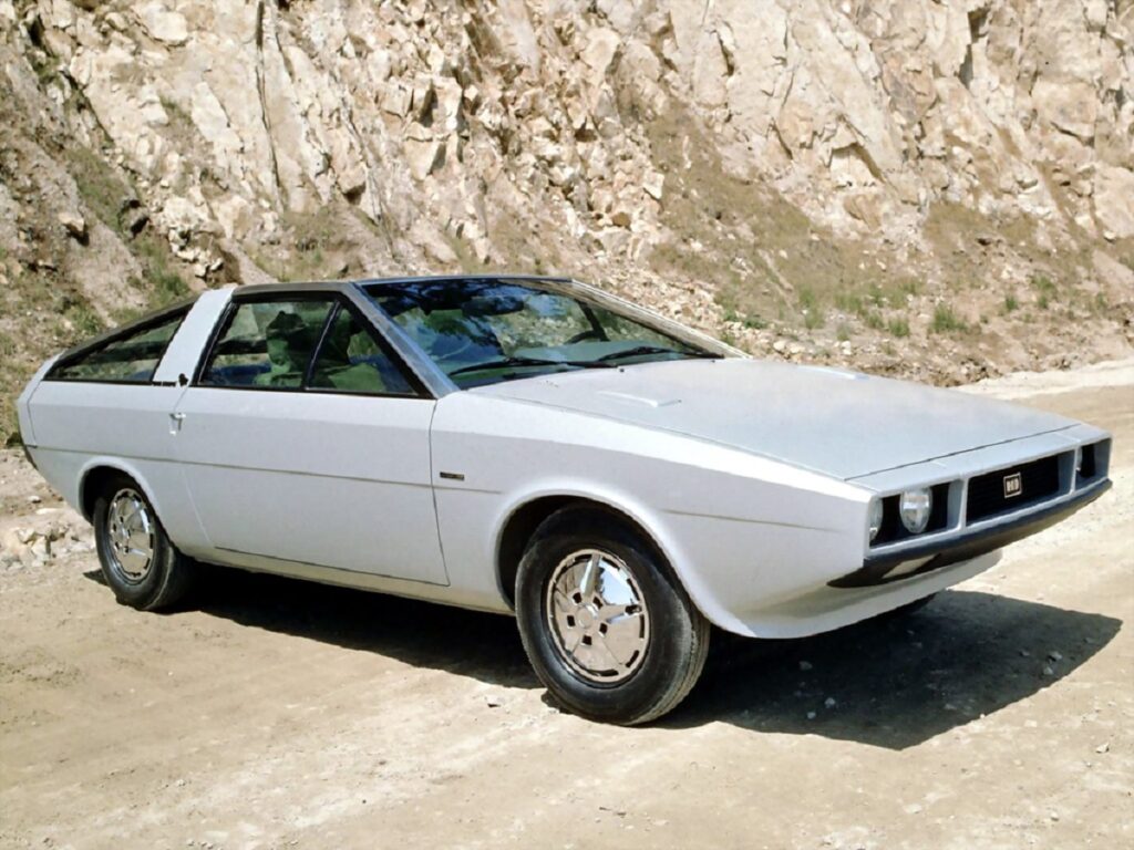 Pony Coupé, carro-conceito projetado pelo designer italiano Giorgetto Giugiaro para a Hyundai nos anos 1970, visto de frente