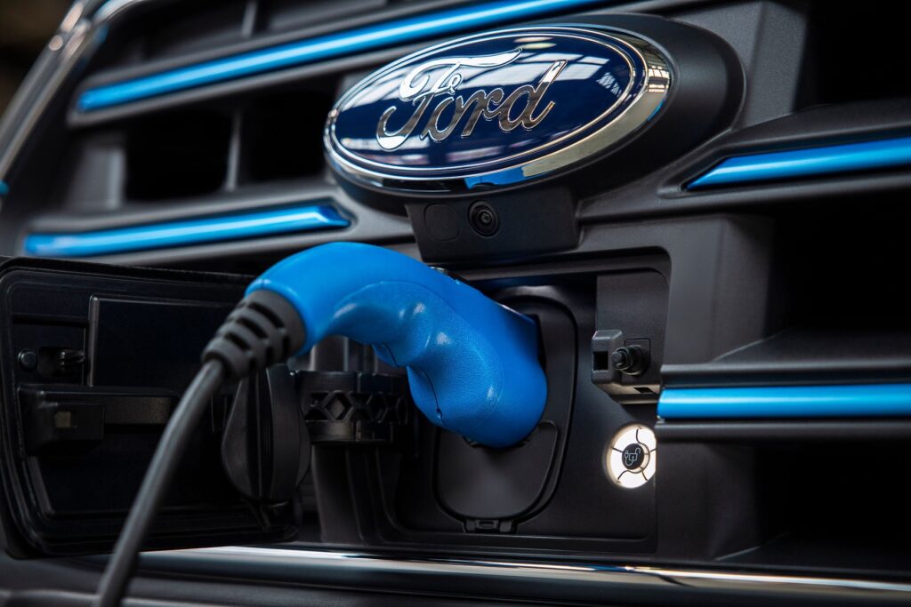 Ford E-Transit 2023 detalhe do plug de recarga das baterias