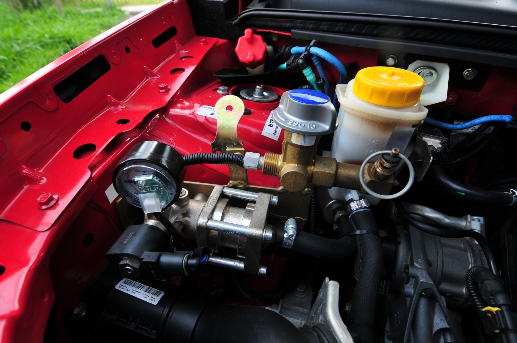 Kit GNV instalado no motor do Fiat Grand Siena Attractive 1.4 vermelho modelo 2019 2020