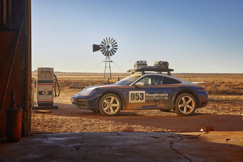 Porsche 911 Dakar de lado em estacionado.