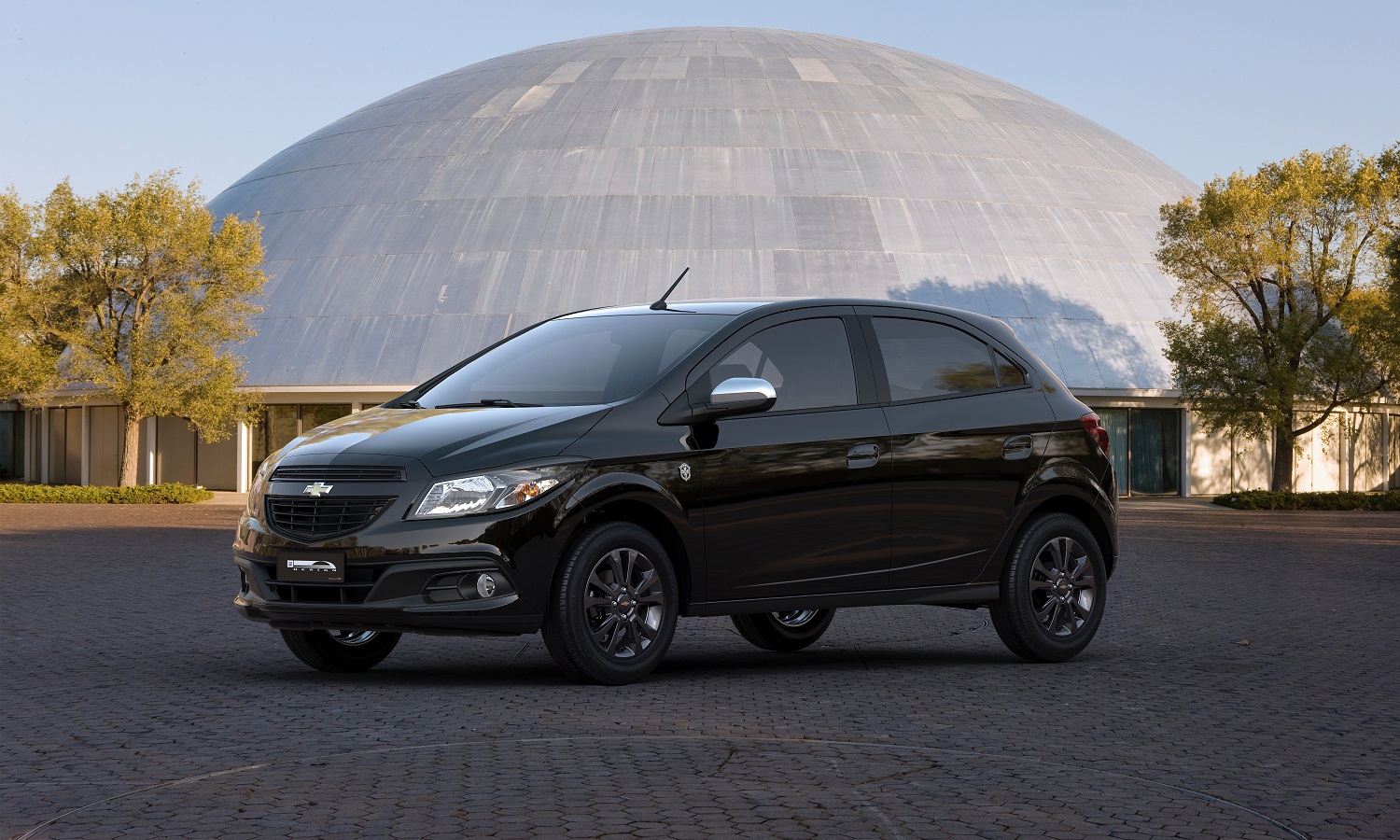 Chevrolet Onix 2015 preto da série especial Seleção