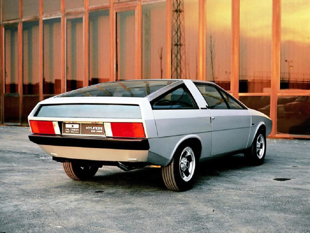 Pony Coupé, carro-conceito projetado pelo designer italiano Giorgetto Giugiaro para a Hyundai nos anos 1970, visto de frente