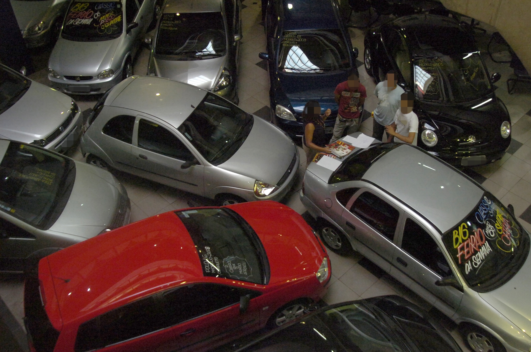 Revenda de carros usados com modelos de diferentes marcas vendedor e compradores