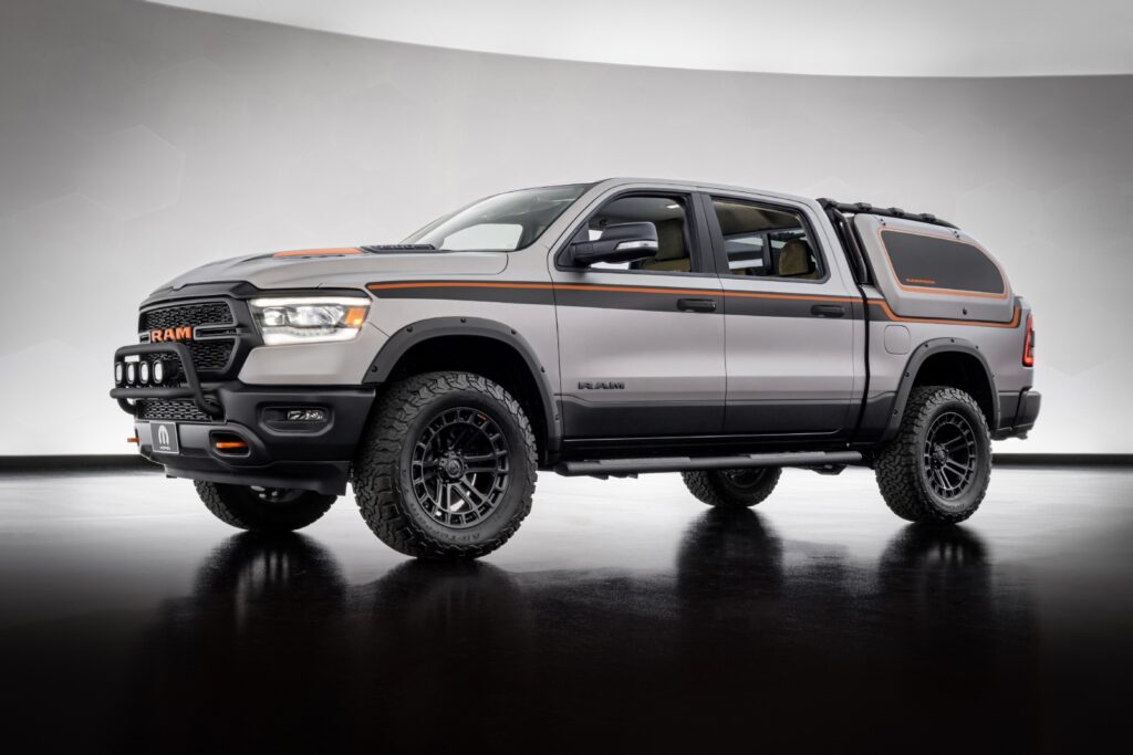 Picape Ram 1500 Backcountry X Concept  vista da diagonal frontal. Veículo da Stellantis foi apresentado durante o Sema Show.