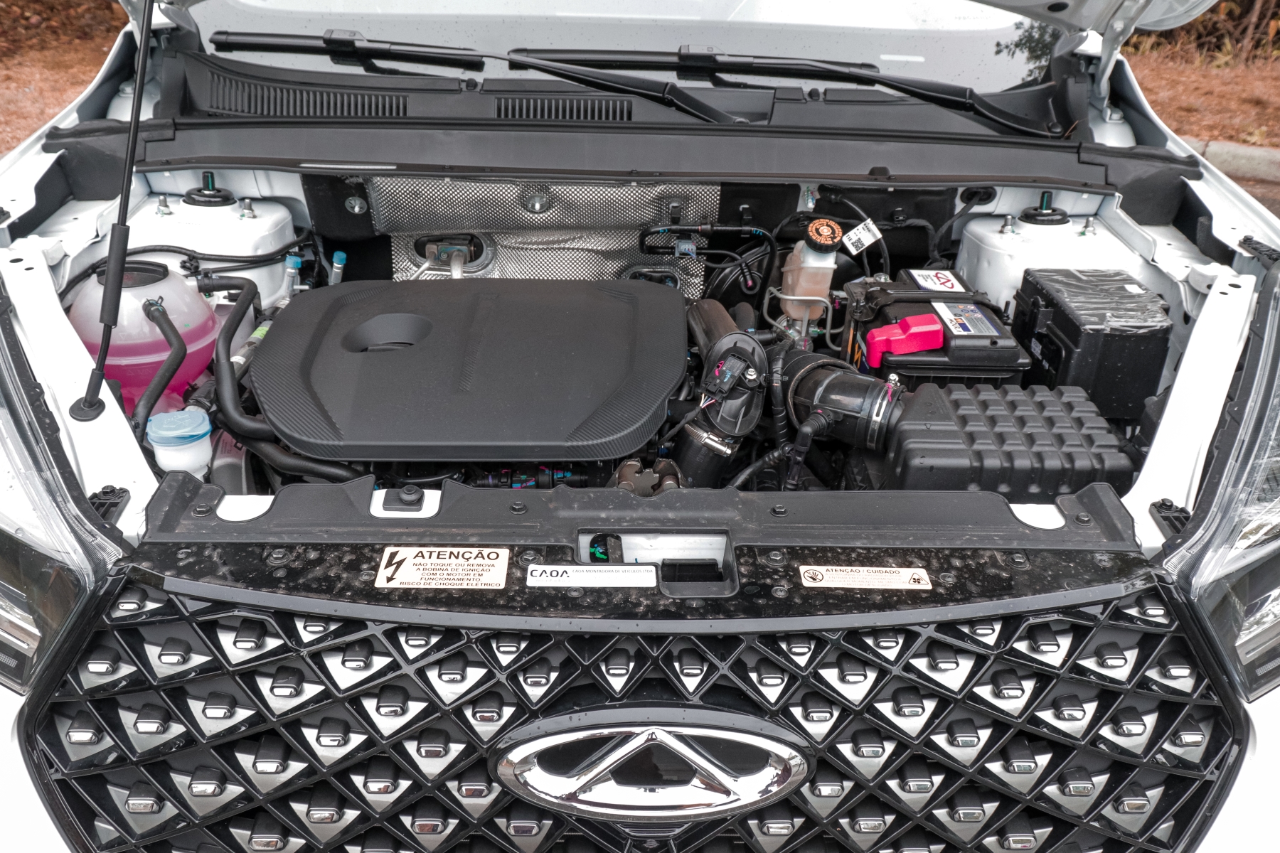 Caoa Chery Tiggo 5X Pro Hybrid modelo 2022 branco compartimento do motor no asfalto