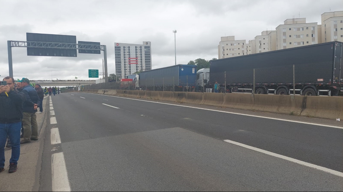 Rodovia Raposo Tavares teve o fluxo integralmente liberado após quase 50 horas de protesto ininterrupto no km 101, em Sorocaba