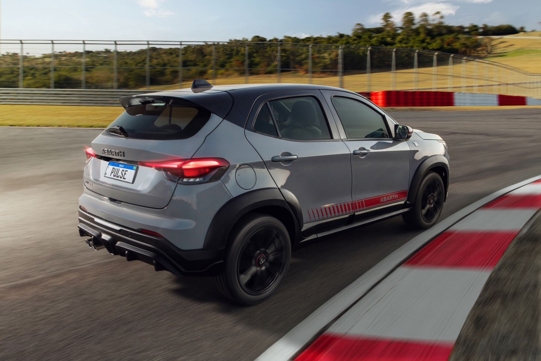 Pulse Abarth T270 modelo 2023 cinza de traseira na pista de Tarumã