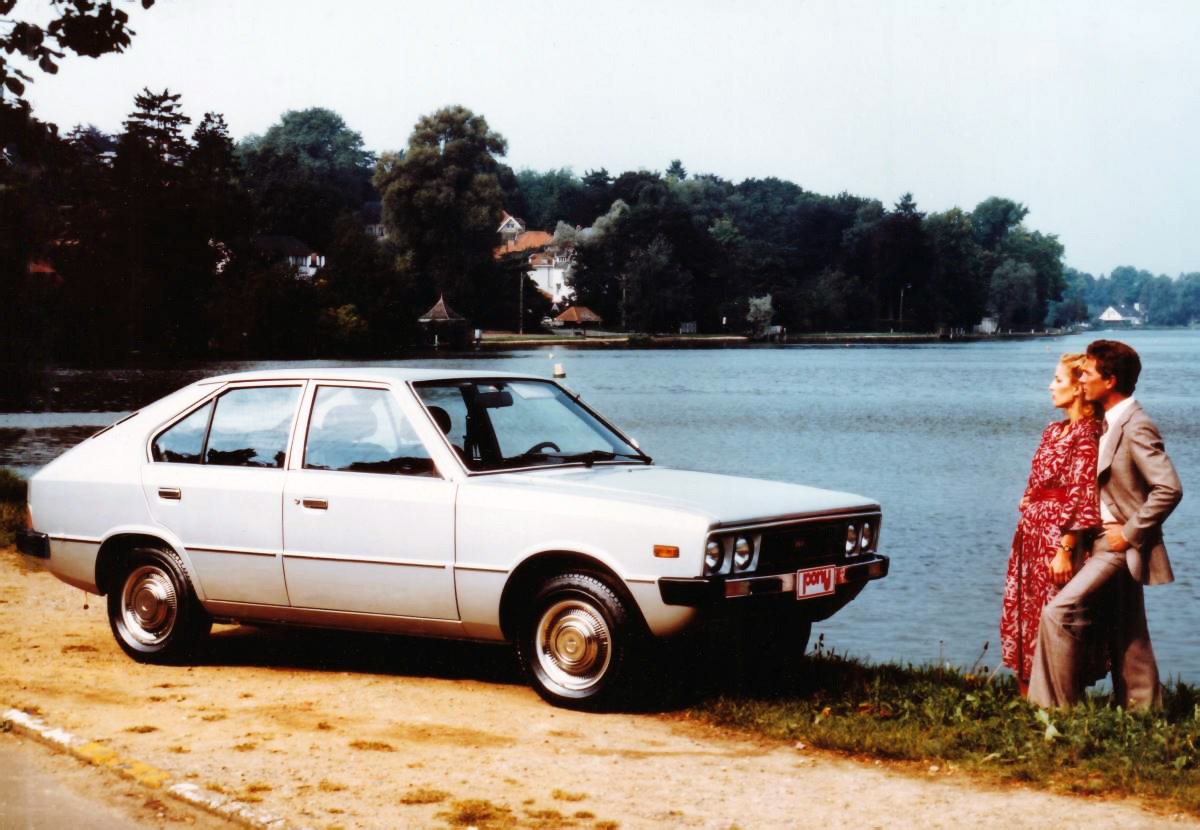 Pony, o primeiro carro fabricado pela Hyundai, nos anos 1970, visto de frente, com casal e lago ao fundo