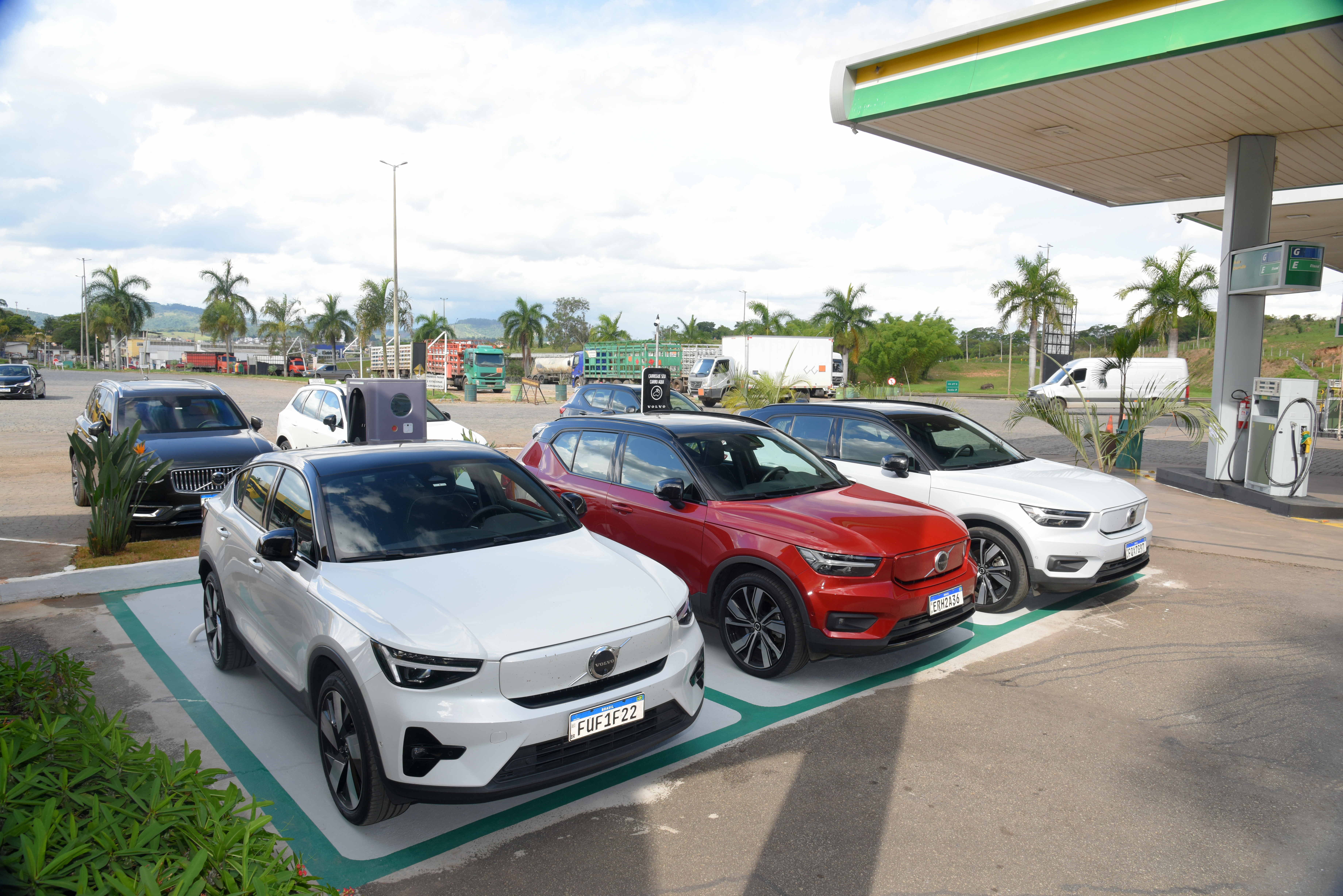 Eletropostos da Volvo no corredor entre São Paulo e Belo Horizonte, para recarga de carros elétricos. Esse carregador fica na cidade de Perdões (MG).