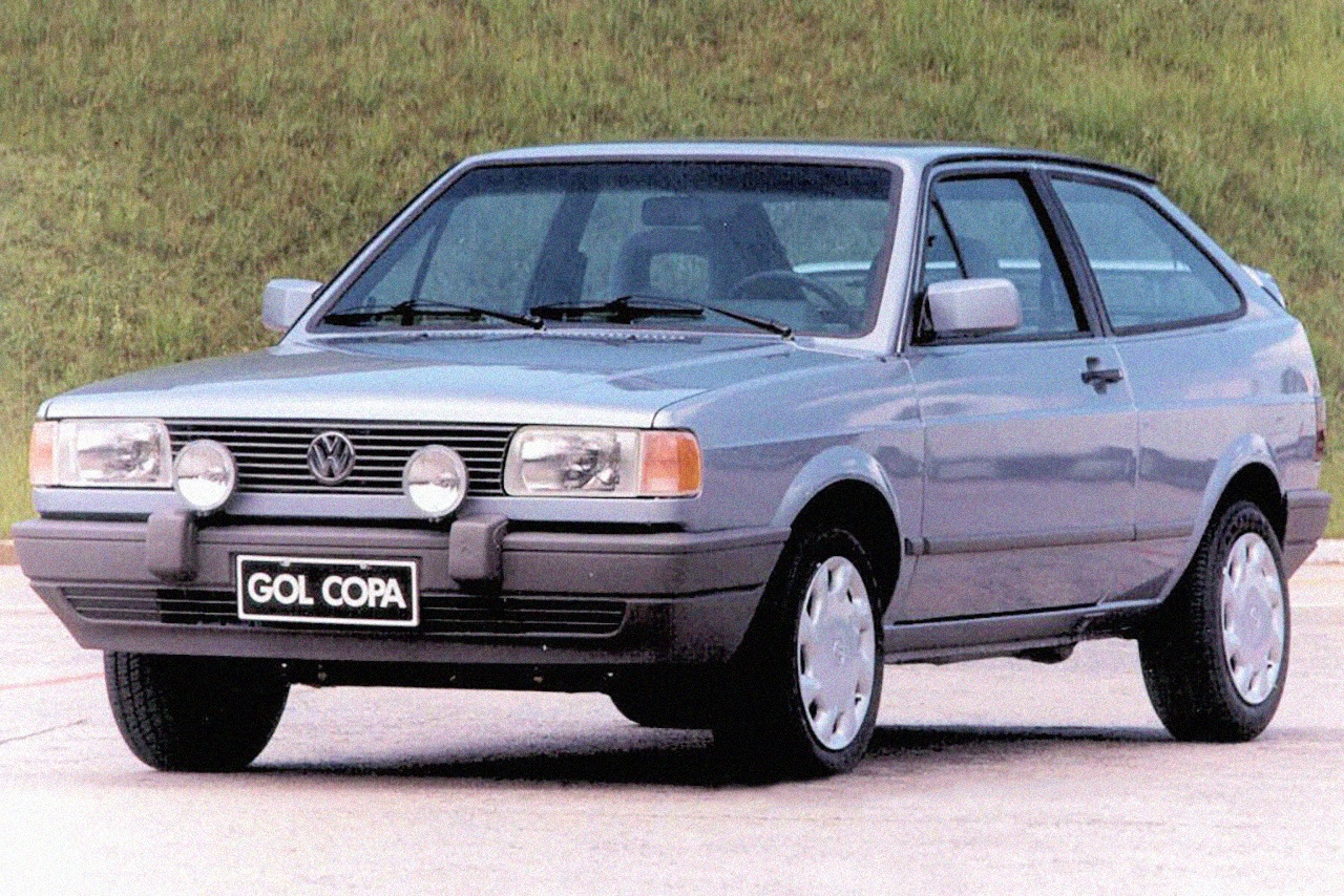 Volkswagen Gol 1994 série especial Copa do Mundo prata de frente