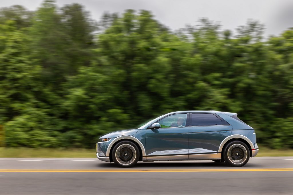 Hyundai Ioniq 5 de lado em movimento; modelo está sendo divulgado nos jogos da Copa do Mundo.