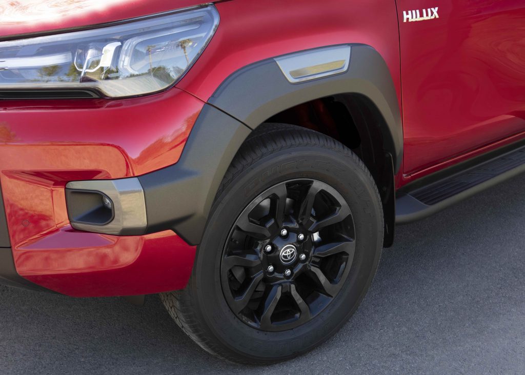 Moldura da caixa de roda da Toyota Hilux Conquest vermelha 2023.