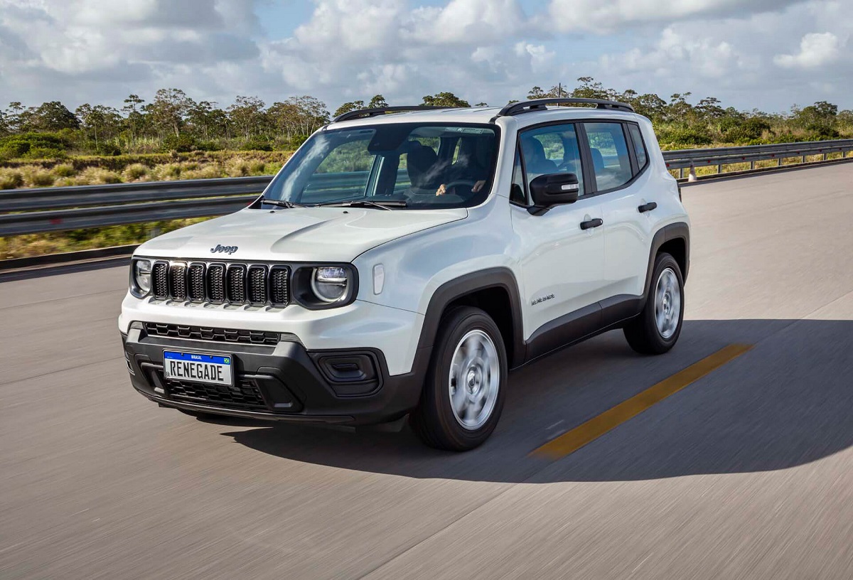 Jeep Renegade branco visto da diagonal frontal em movimento na estrada. Para matéria sobre os SUVs que tiveram o preço reduzido pelo programa do carro popular.