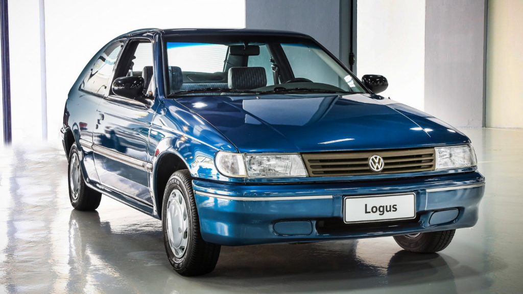 Volkswagen Logus GLI azul 1995 de frente, exposto na Garagem de Clássicos da Volkswagen. Modelo representa a fase da Autolatina.