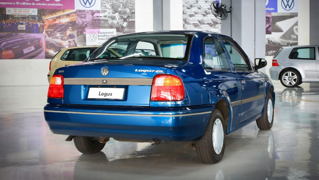 Volkswagen Logus GLI azul 1995 de traseira, exposto na Garagem de Clássicos da Volkswagen. Modelo representa a fase da Autolatina.