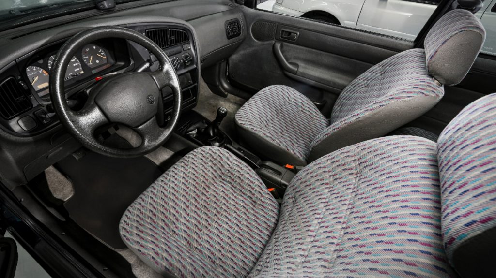 Interior do Volkswagen Logus GLI azul 1995, exposto na Garagem de Clássicos da Volkswagen. Modelo representa a fase da Autolatina.