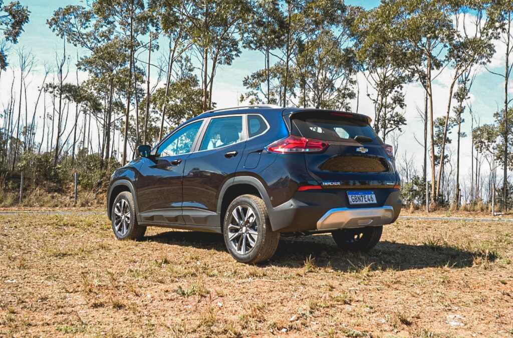 Chevrolet Tracker Premiere 2021 preto de traseira na terra. Modelo teve recall do pré-tensionador do cinto de segurança.