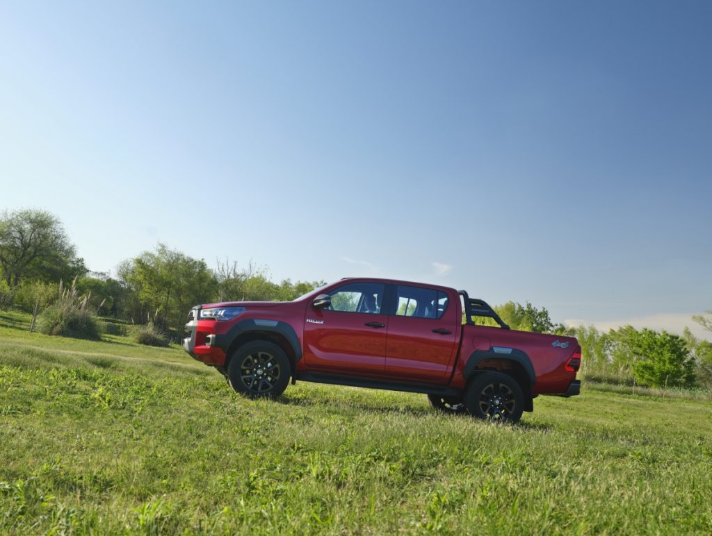 Toyota Hilux Conquest vermelha 2023 de lado.