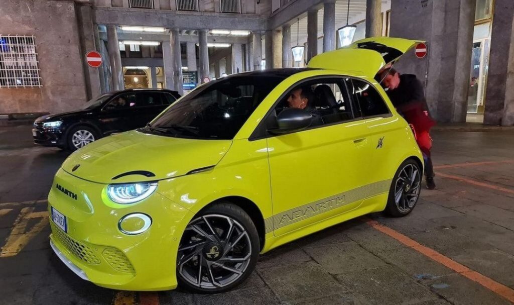 Abarth 500 elétrico flagrado na Itália. Ele é visto da diagonal frontal parado na rua.