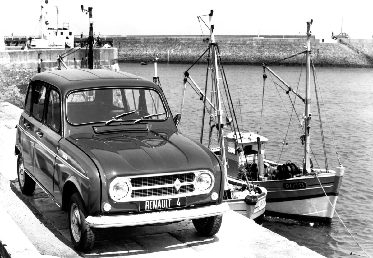 Renault 4L de frente em pier