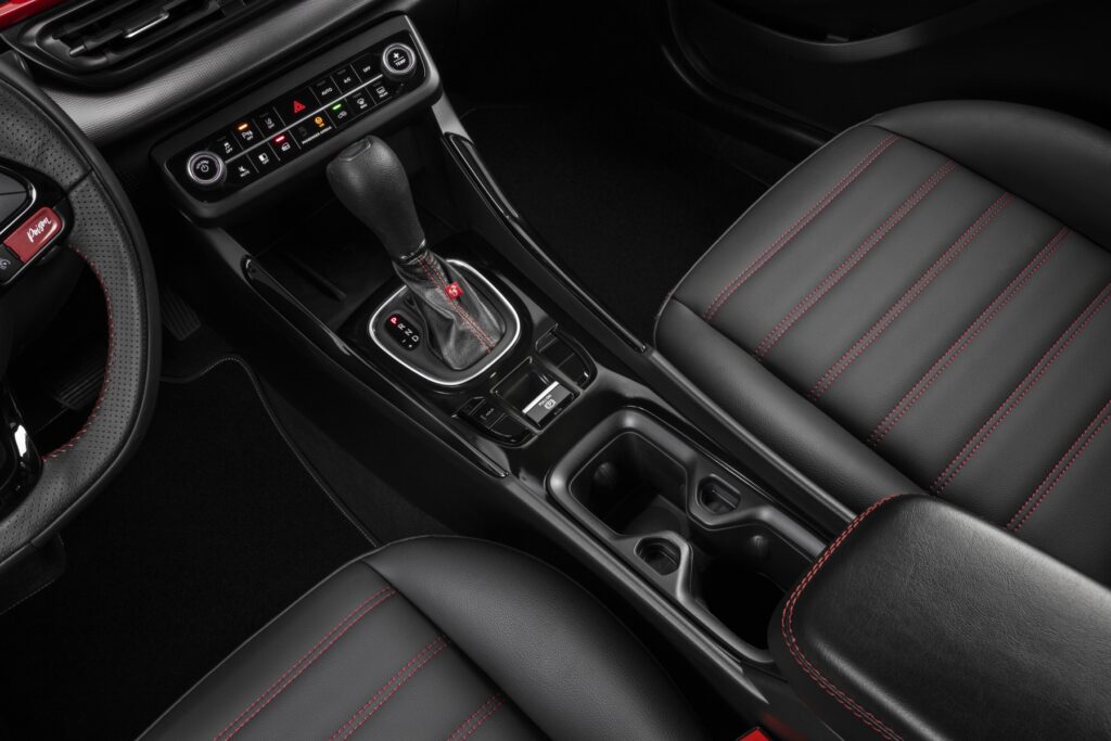 Pulse Abarth T270 modelo 2023 cinza interior câmbio e console no estúdio