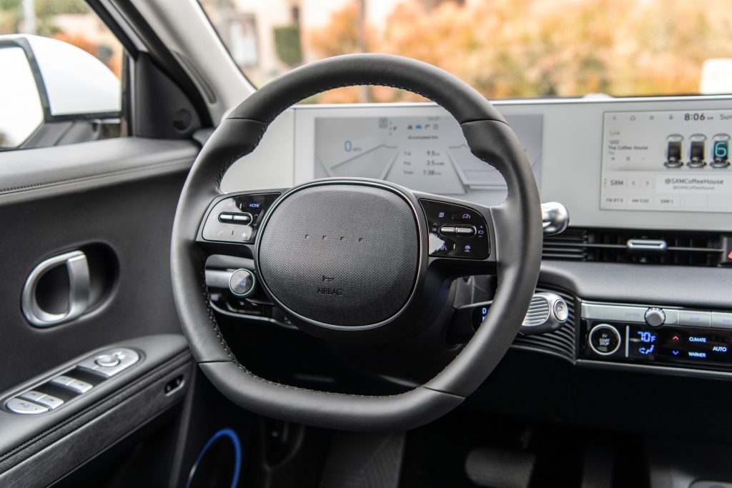 Volante e painel do Hyundai Ioniq 5; modelo está sendo divulgado nos jogos da Copa do Mundo.