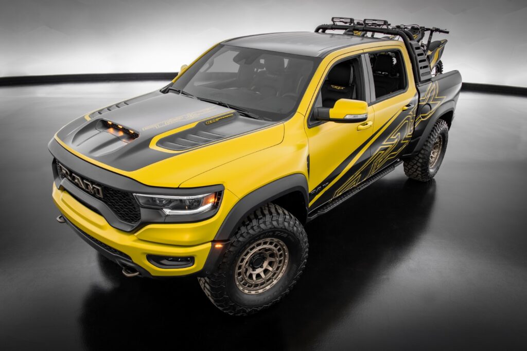 Picape Ram 1500 TRX Gold Shot Concept vista da diagonal frontal. Veículo da Stellantis foi apresentado durante o Sema Show.