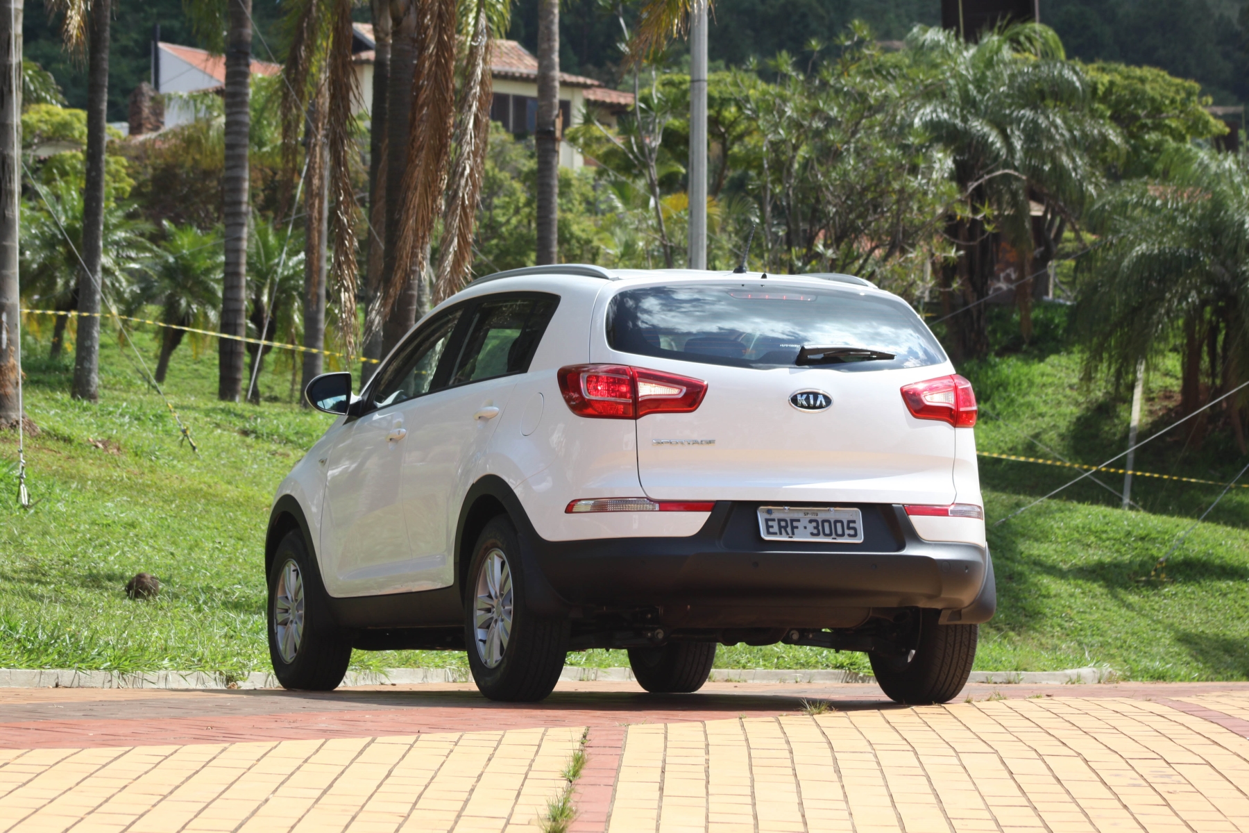 Kia Sportage LX 2.0 16V modelo 2010 branco de traseira na praça do Papa