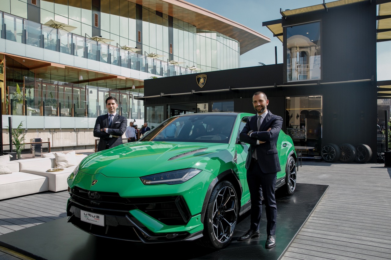 Lamborghini Urus sendo apresentada por dois executivos