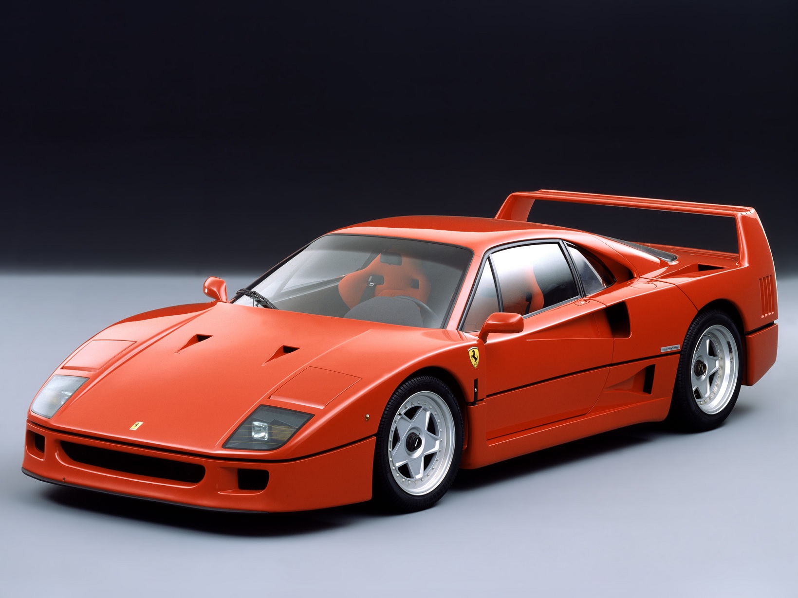 Ferrari F40 1989 vermelha de frente