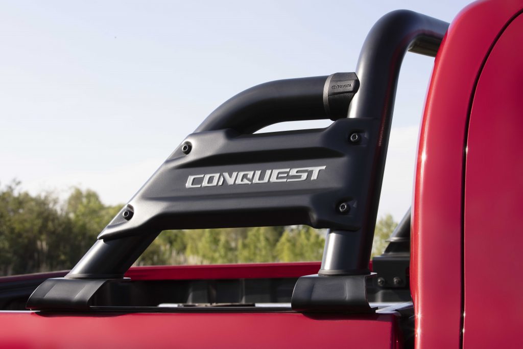 Santantonio da Toyota Hilux Conquest vermelha 2023.