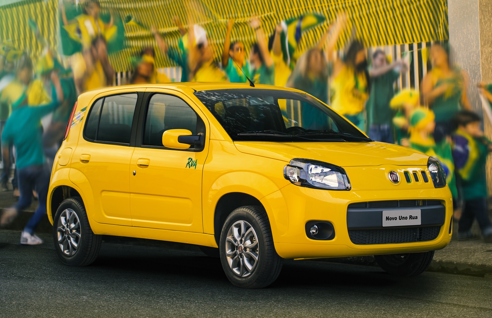 Fiat Uno 2014 série especial Rua amarelo de frente