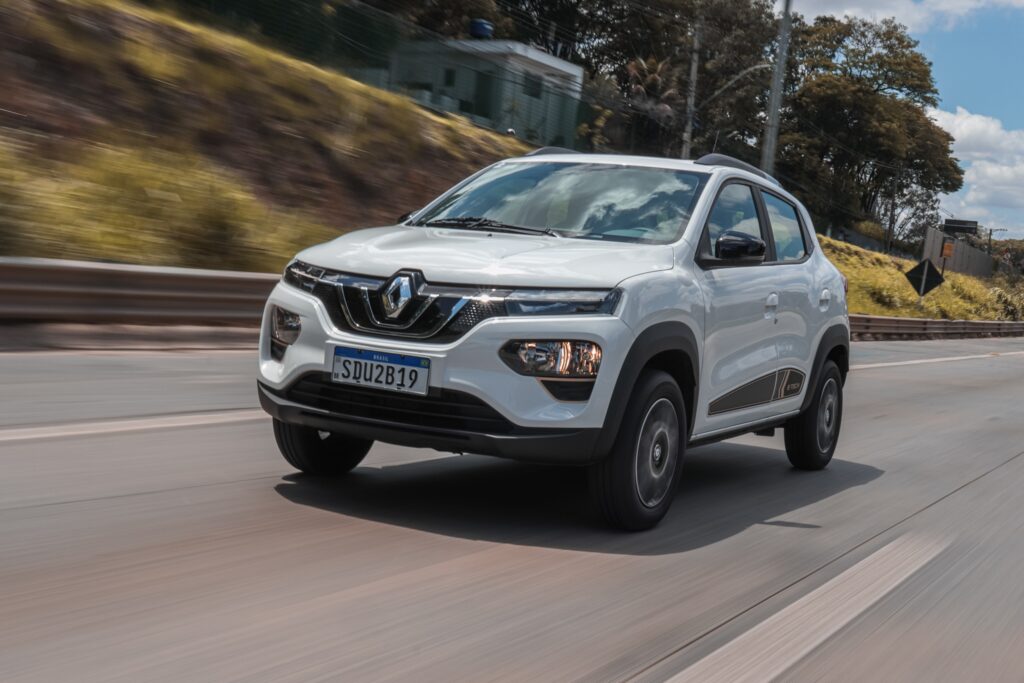 Renault Kwid elétrico (E-Tech) branco de frente em movimento; para matéria sobre o carro elétrico mais baratos do Brasil.