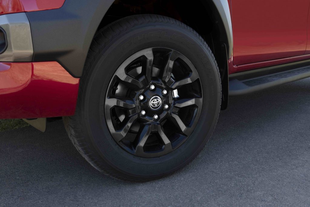 Roda de 18 polegadas da Toyota Hilux Conquest vermelha 2023.