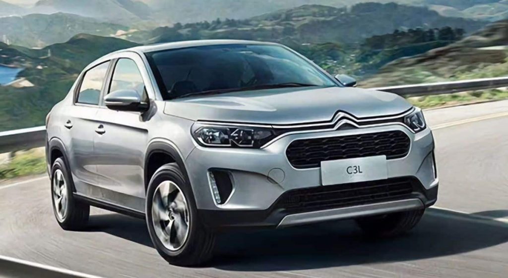 Próximo lançamentos da Citroën no Brasil será baseado no C3L, sedã pintado em cinza de frente na rodovia.