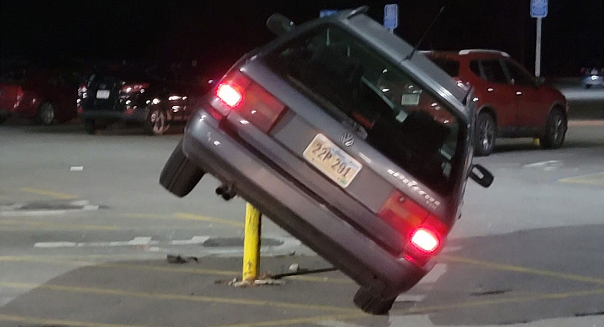 Volkswagen Passat B4 visto de trás empalado em poste do estacionamento  do Walmart. 