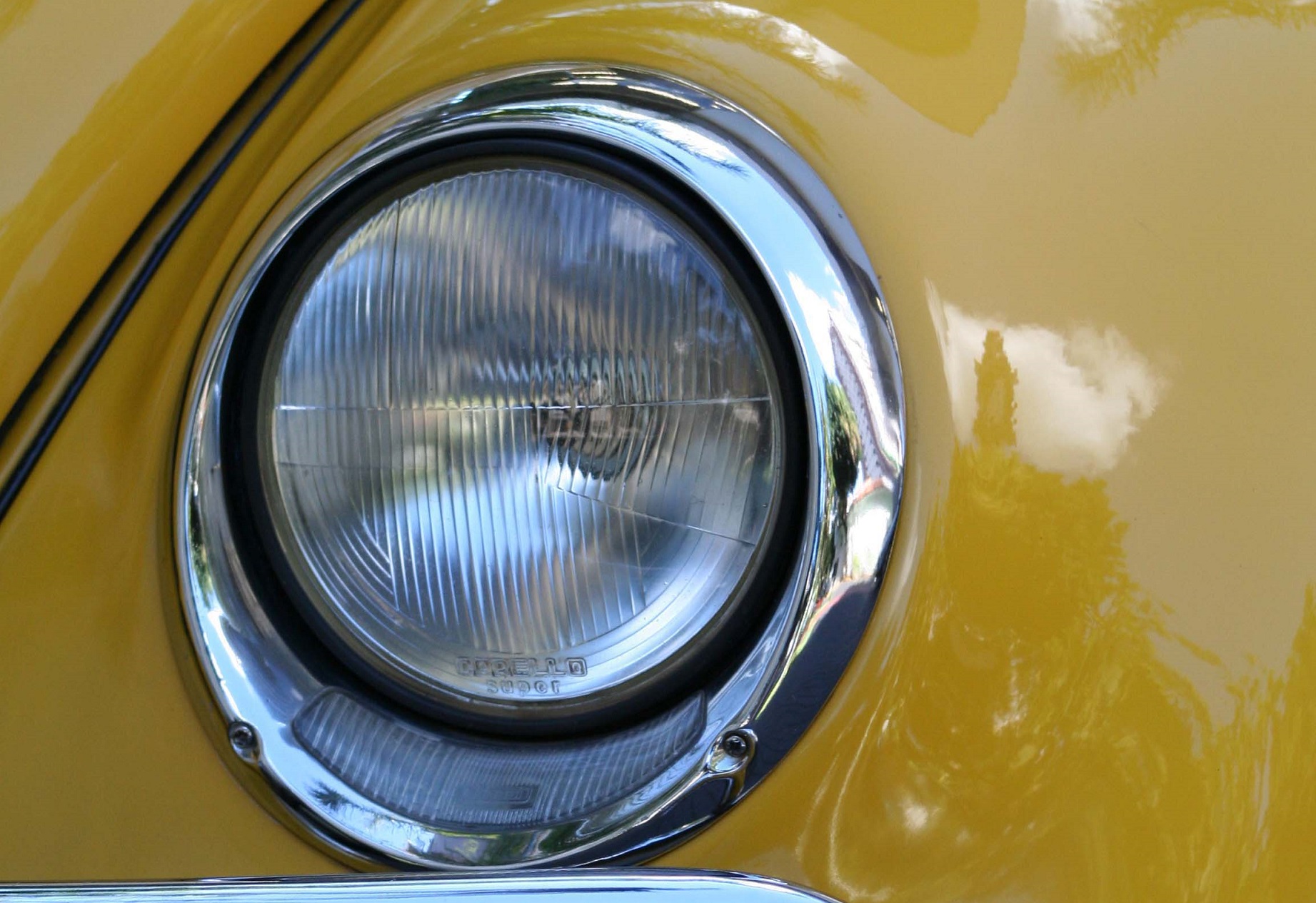 Detalhe do farol de um Volkswagen Fusca 1964, usado como mascote da Drogaria Araujo, em Belo Horizonte