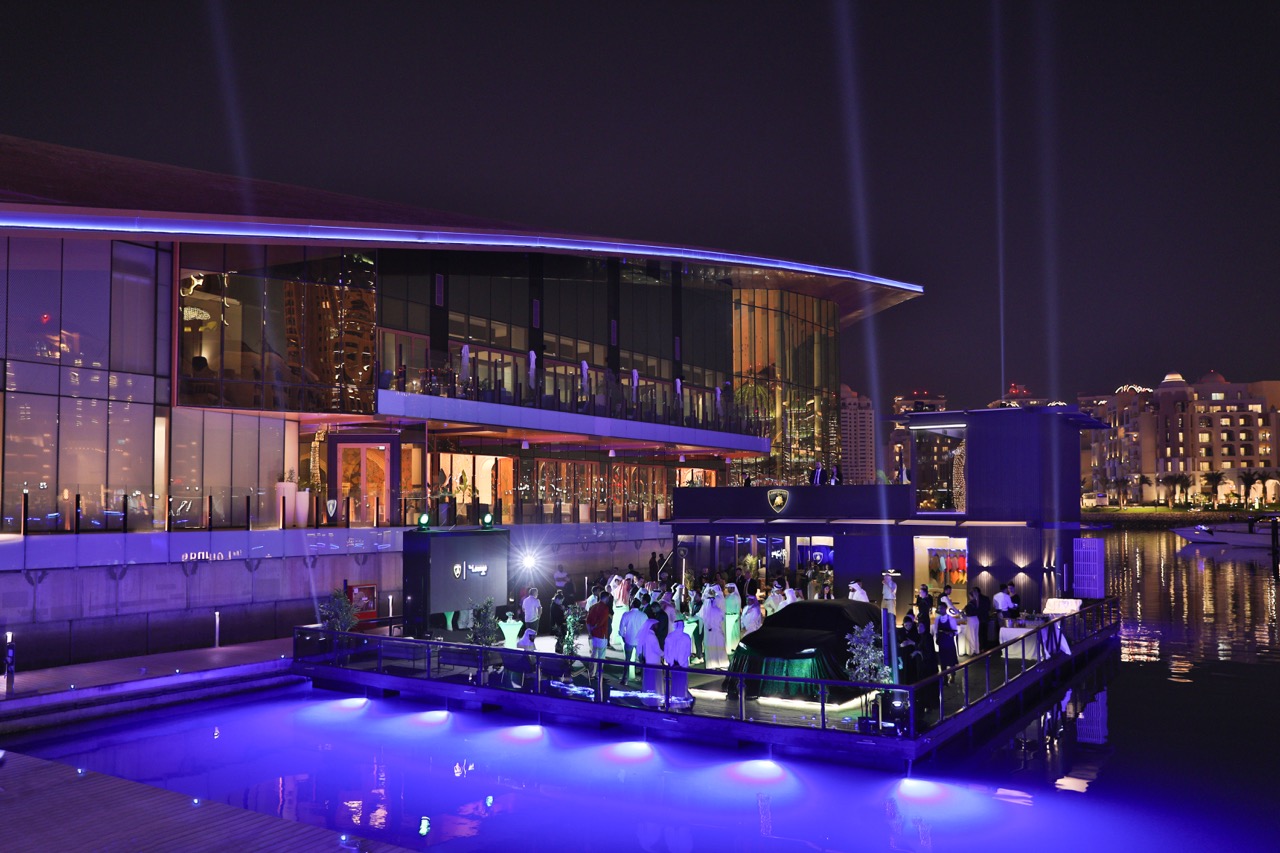 Festa no lounge da Lamborghini em Doha. 