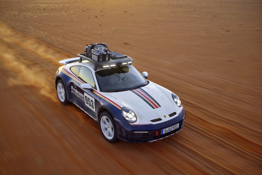 Porsche 911 Dakar de frente em movimento.