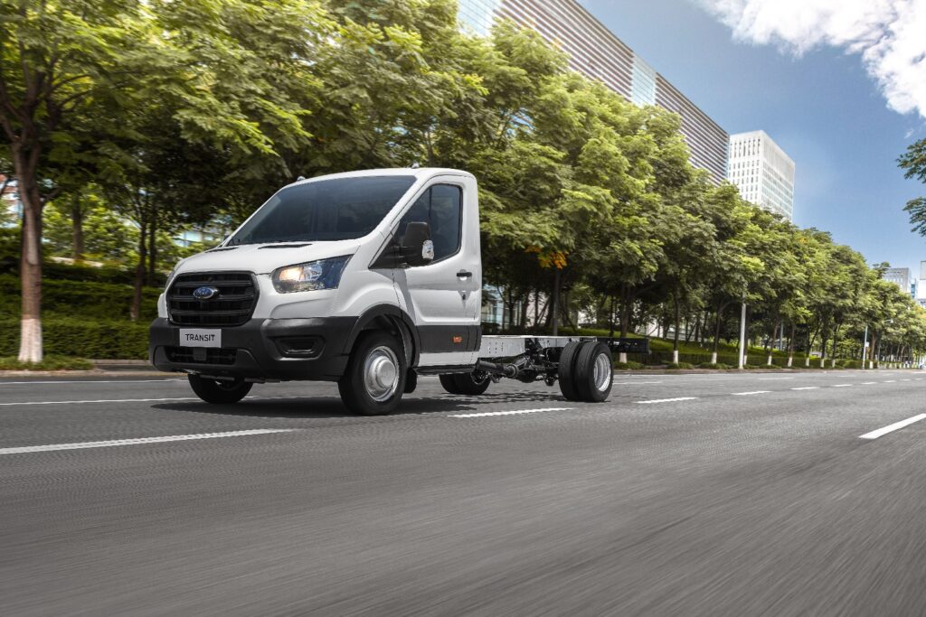 Ford Transit 2023 chassi de frente