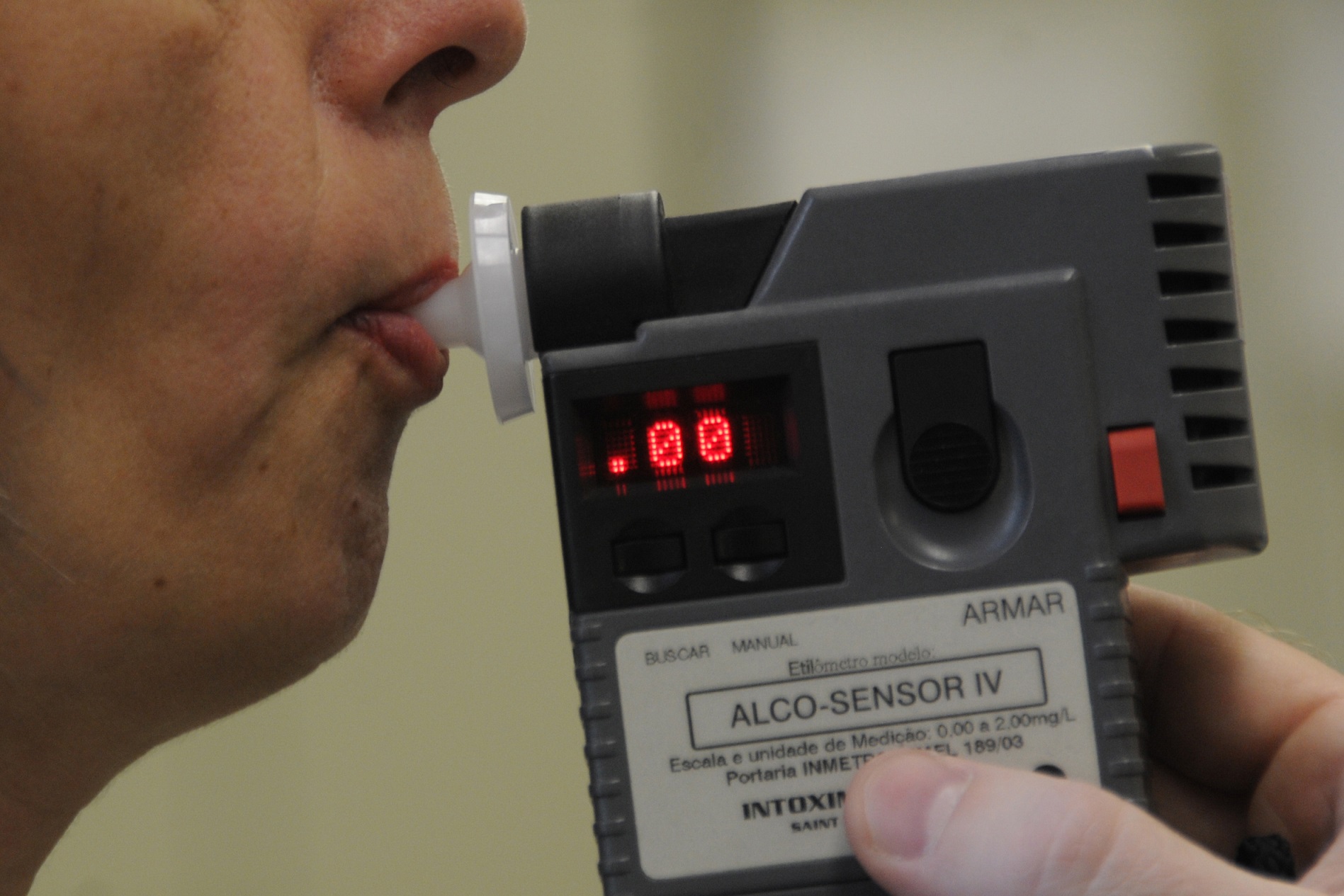Etilômetro testado ao vivo em repórter detecta álcool em ambiente