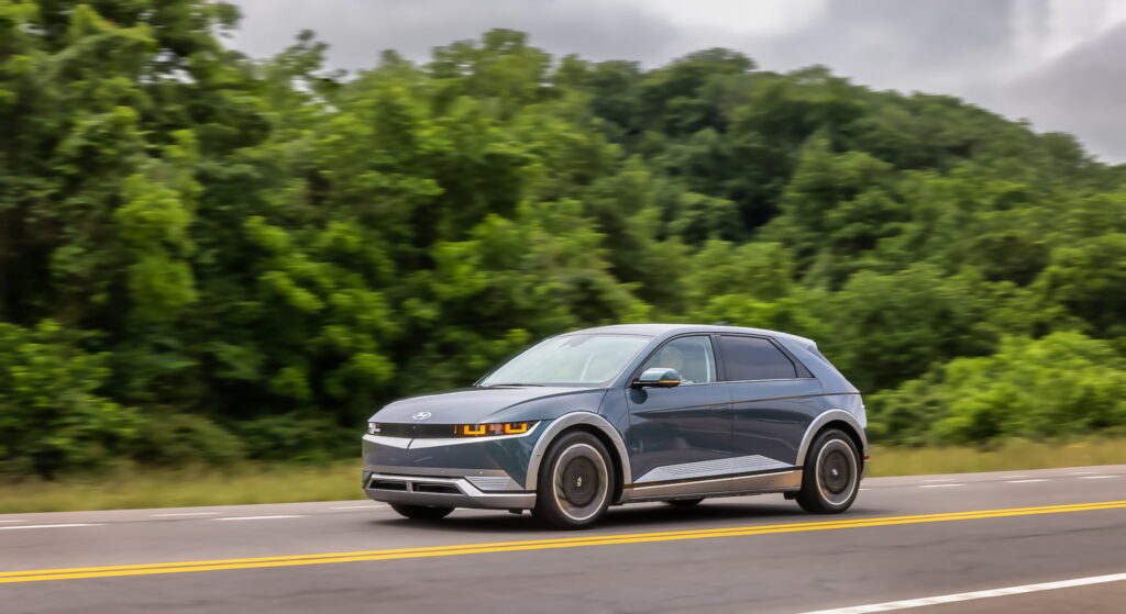 Hyundai Ioniq 5 de frente em movimento.