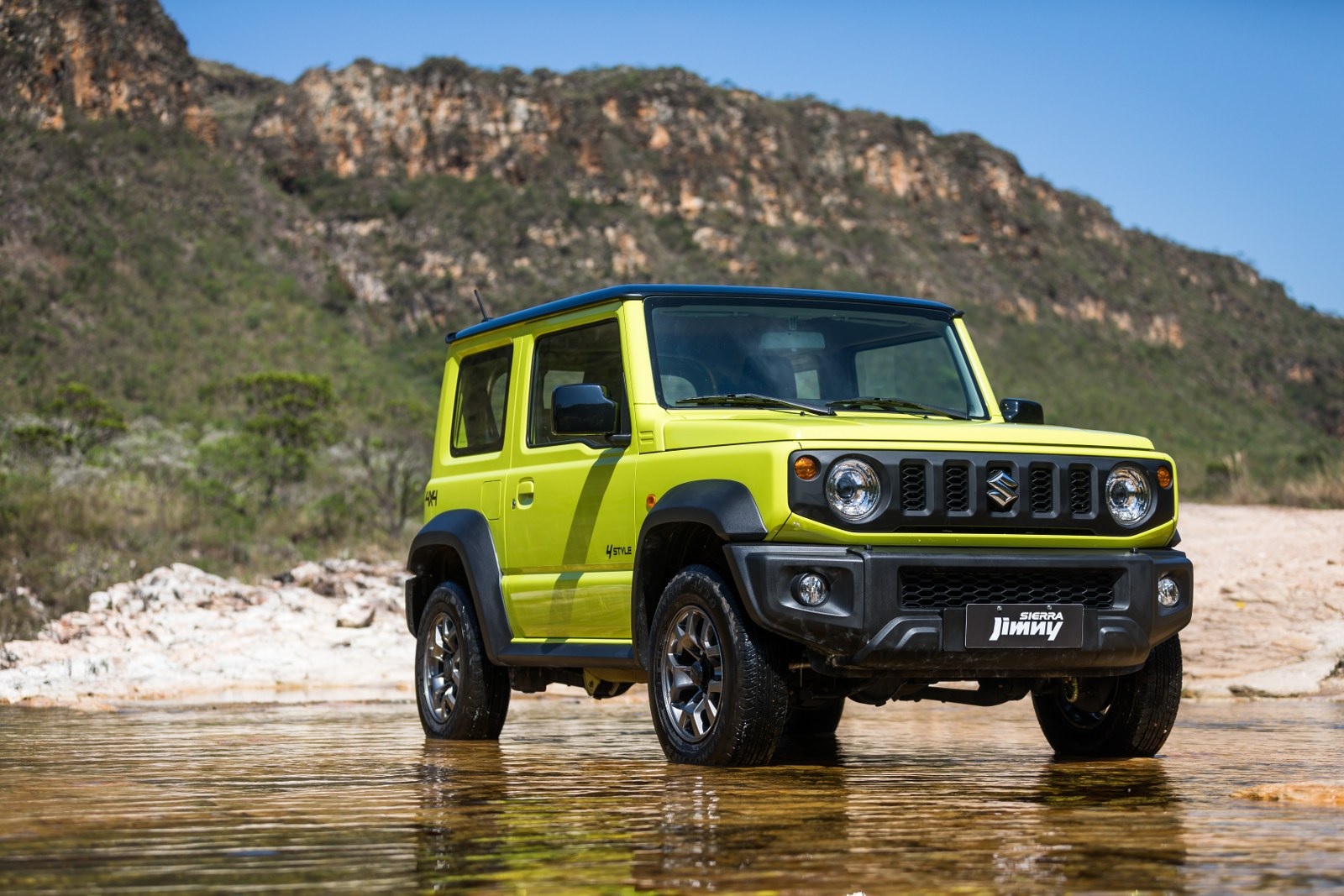 Suzuki Jimny Sierra amarelo de frente