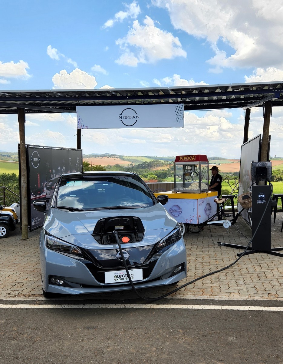 Na ação comercial, Um Nissan Leaf está gerando energia para uma máquina de pipoca instalada em um carrinho, aquecendo a panela para fazer o milho estourar e render muitos saquinhos para os visitantes.